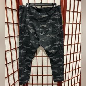 Never worn Athleta Ultimate Camo 7/8 Legging - Plus 2x